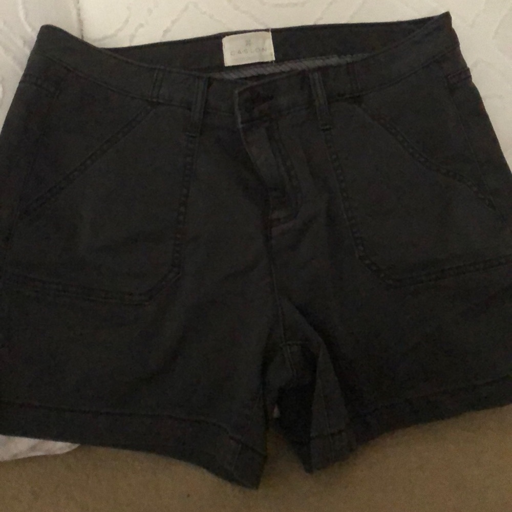 Calling grey shorts